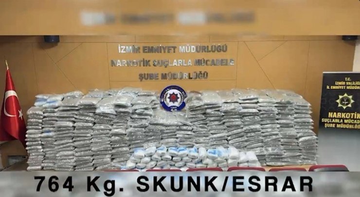 İzmir’de düzenlenen operasyonda 764 kilogram uyuşturucu madde ele geçirildi