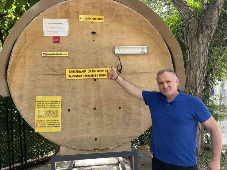 Kadıköy’de ilginç görüntü: Bakkalın önünde dev bal kovanı
