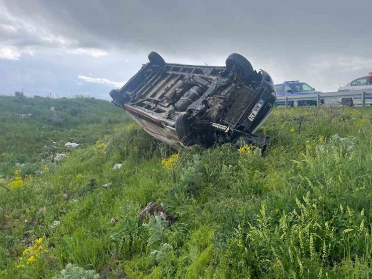 Kars’ta ticari araç şarampole devrildi: 1 yaralı