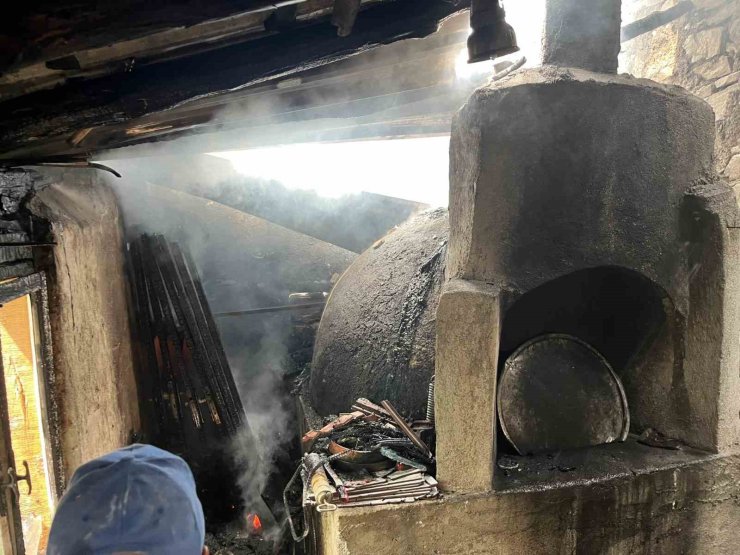 Bilecik’te fırın ve kiler olarak kullanılan alanda yangın