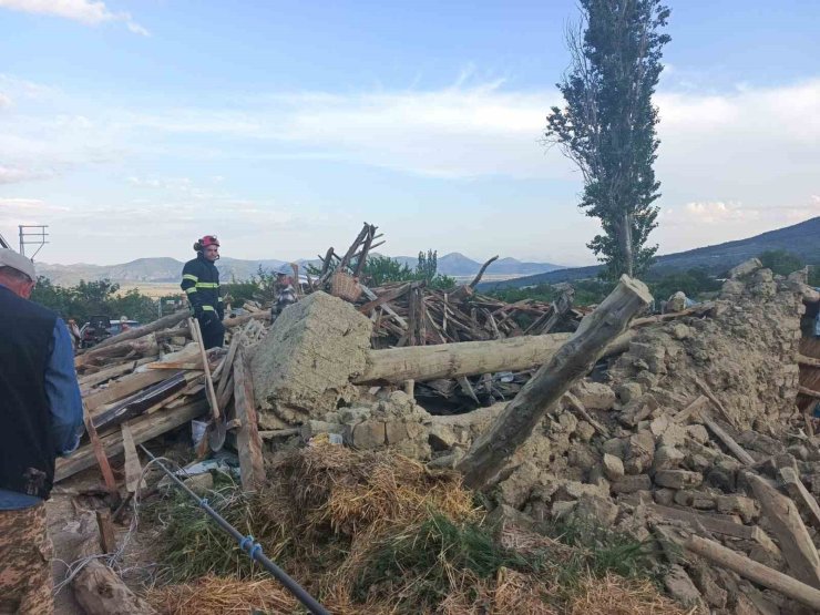 Burdur’da kerpiç ev çöktü: 2 kişi yaralandı, enkaz altındaki büyükbaş hayvan kurtarıldı