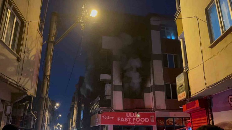 Elektrikten çıkan yangın sokağı dışarı döktü