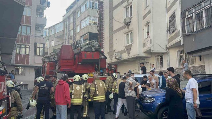 Gaziosmanpaşa’da 4 katlı binada korkutan yangın
