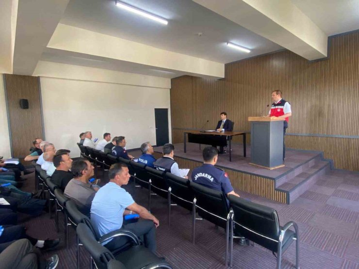Gediz’de biçerdöver hizmetleri ve anız yangınlarına karşı bilgilendirme toplantısı