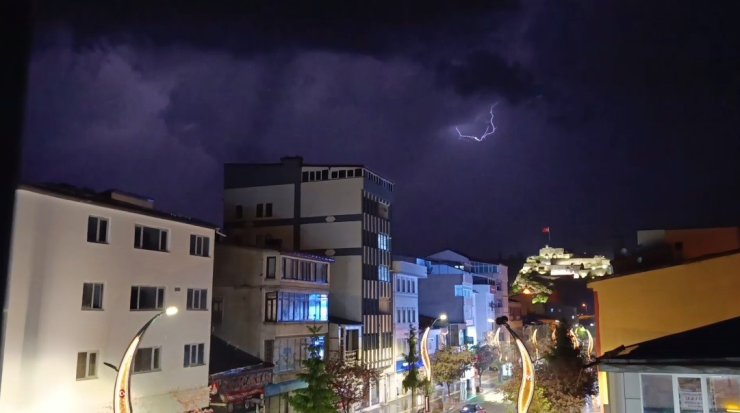 Geceyi gündüze çeviren şimşekler: Kars semalarında nefes kesen ışık gösterisi