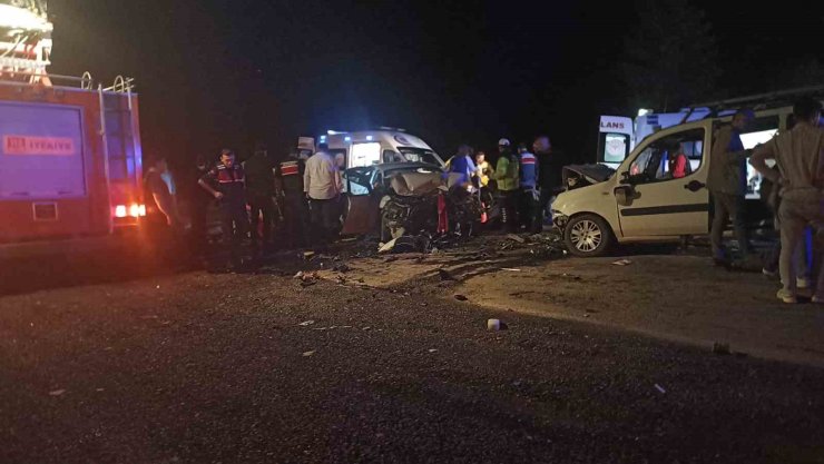 Sivas’ta iki araç kafa kafaya çarpıştı: 4’ü ağır 8 yaralı