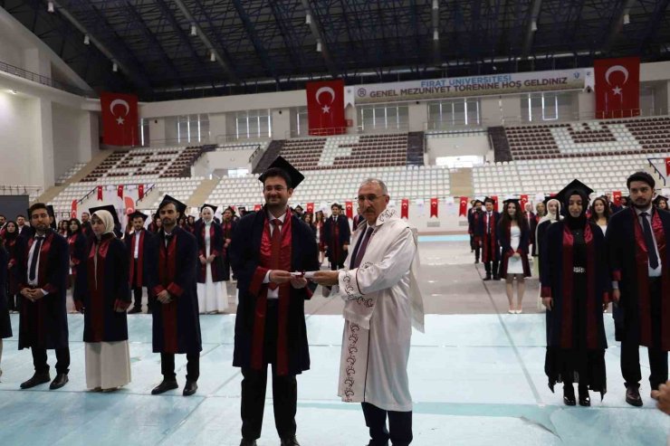 Fırat Üniversitesi Tıp Fakültesi 38. dönem mezunlarını uğurladı