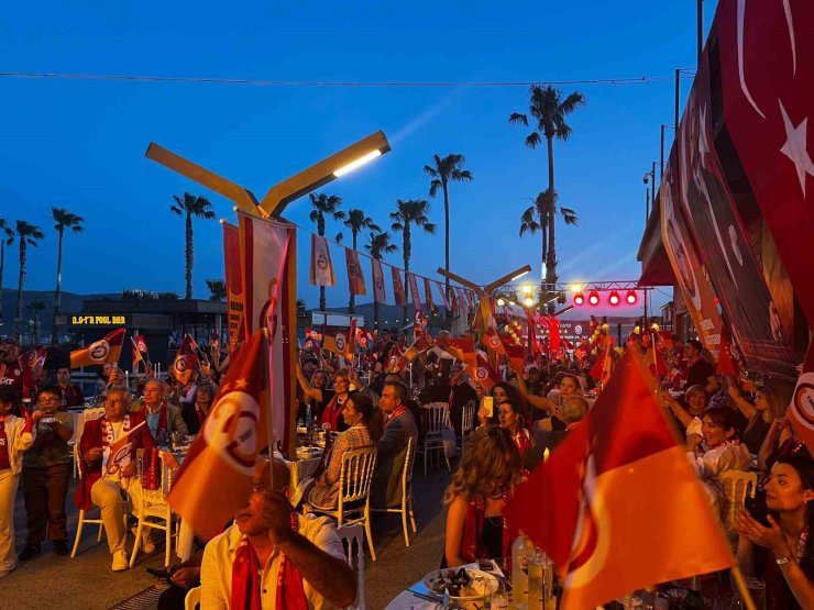 Bandırma’da Galatasaray’ın 26. şampiyonluğu coşkuyla kutlandı