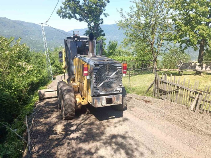 Düzce’de köy yollarında çalışmalar sürüyor