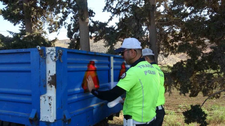 Hasat döneminde yaşanan kazaların önüne geçmek amacıyla traktörlerdeki reflektörler kontrol edildi