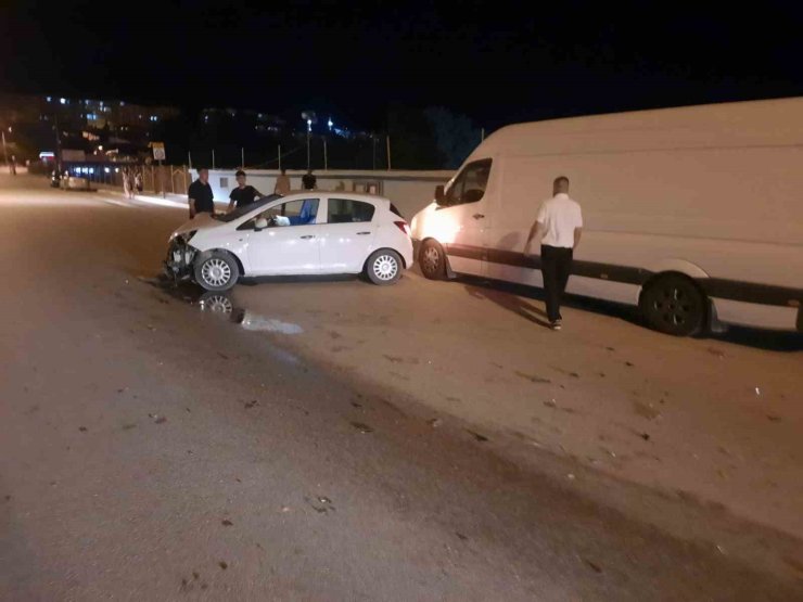 Isparta’da kontrolden çıkan otomobil park halindeki araca çarptı: 1 yaralı