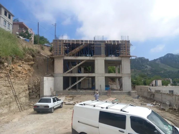 Kahramanmaraş’ta inşaattan düşen işçi ağır yaralandı