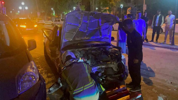 Karaman’da karşı şeride geçen pikap park halindeki 3 araca çarptı: 1 yaralı