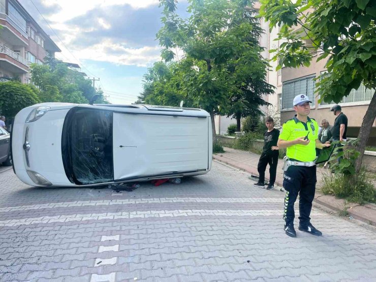 Tavşanlı’da otomobil yan yattı: 2 yaralı