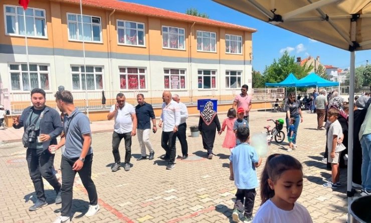 Tavşanlı’da okulda hayır çarşısı düzenlendi