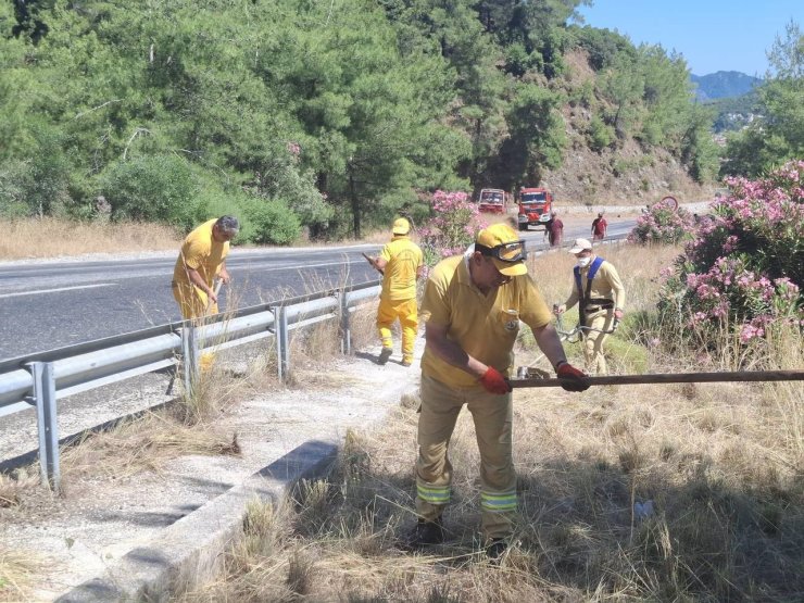 Marmaris’te orman yangınlarına karşı yol kenarlarında yoğun mesai