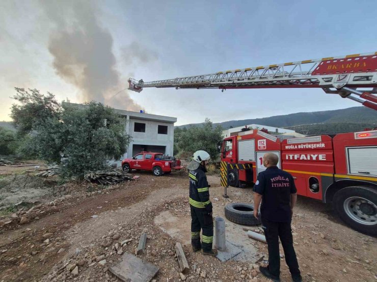 Milas’taki çatı yangını söndürüldü