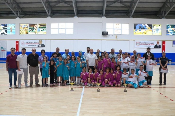Basketbolda şampiyon Şeyh Şamil İlkokulu