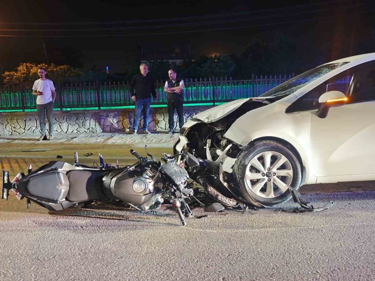 Otomobil ile kafa kafaya çarpışan motosiklet sürücüsü yaralandı