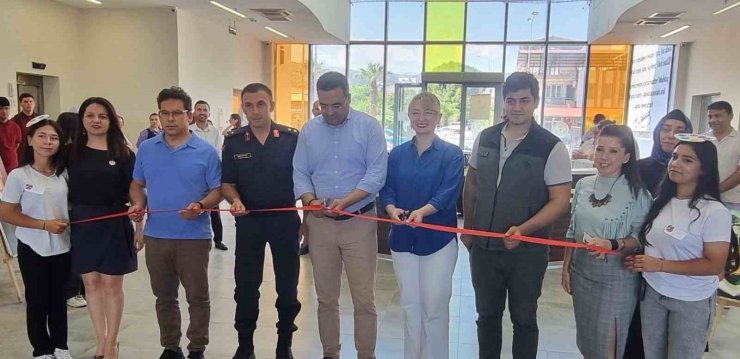 Öğrencilerden muhteşem sergi ve tiyatro gösterisi
