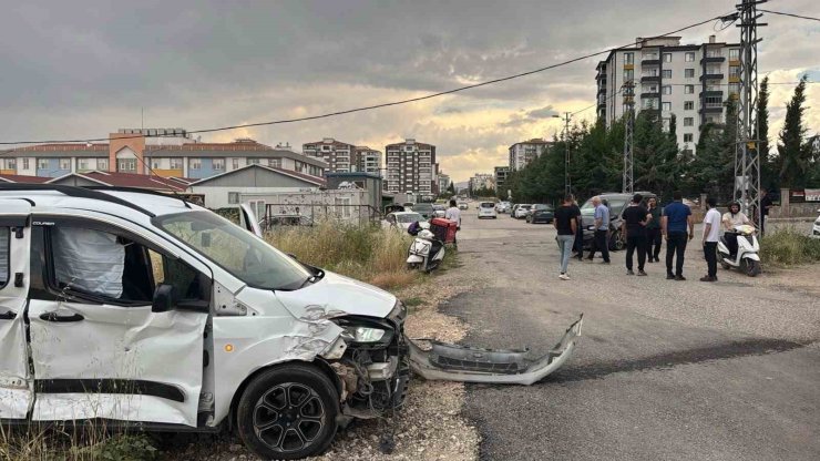 İki hafif ticari araç çarpıştı: 2 yaralı