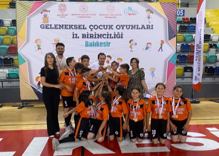 Ayvalık’ta küçük mahallenin büyük şampiyonları gururlandırdı