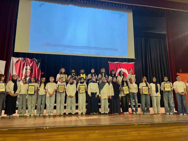 Gençler İngilizceyi sanatla buluşturdu