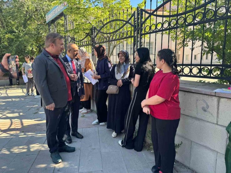 Vali Aydoğdu, LGS öncesi öğrenci ve velilerle bir araya geldi