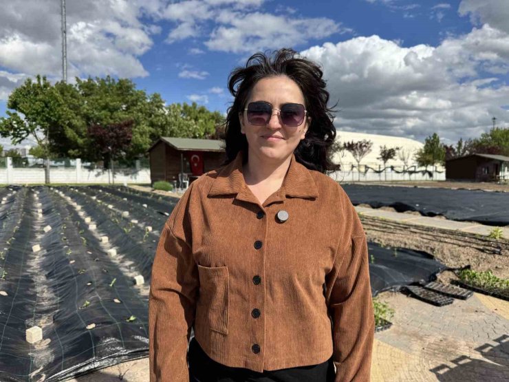Öğrenciler doğal ürünler bahçesinde uygulamalı eğitim aldı