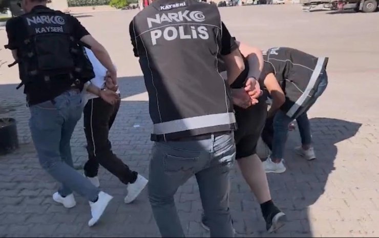 Kayseri’de aracın bagajından 4 bin 458 adet uyuşturucu hap ele geçirildi: 3 tutuklama