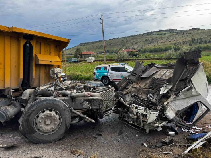 Kayseri’de hafriyat kamyonu ile lokomotif çarpıştı: 2 yaralı