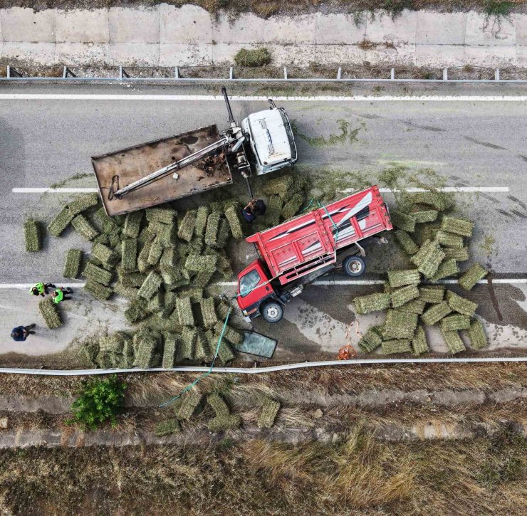Ot balyası yüklü kamyon devrildi: Kilometrelerce araç kuyruğu oluştu