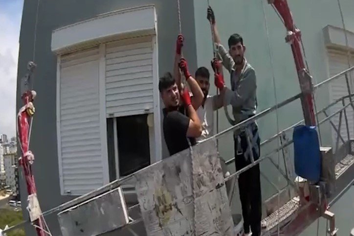 Mersin’de iskelede mahsur kalan 3 işçi kurtarıldı