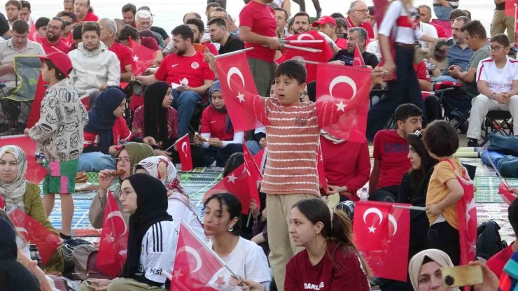 Milli maç heyecanını İHL bahçesinde dev ekranda izlediler