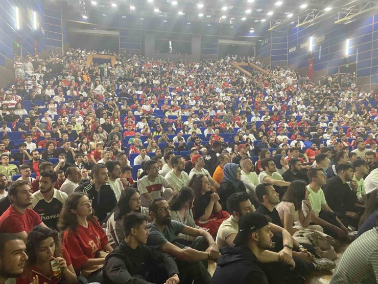 Milli maç heyecanı Ankara’da dev ekranda yaşandı