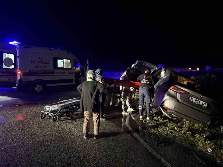 D100’de otomobil refüje çarptı: 2 yaralı