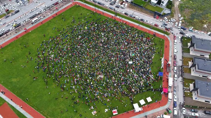 Kayseri’de milli maç heyecanını Talas’ta yaşamak isteyen vatandaşlar alanı doldurdu