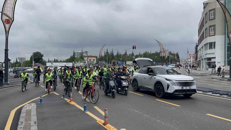 Niğde’de yüzlerce bisiklet tutkunu sağlıklı yaşam için pedal çevirdi