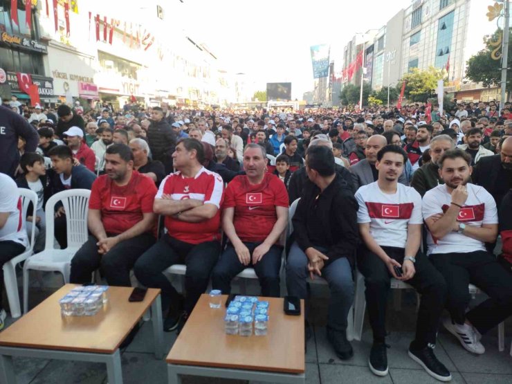 Sultanbeyli Kent Meydanı’nda vatandaşlar milli takım için tek yürek oldular