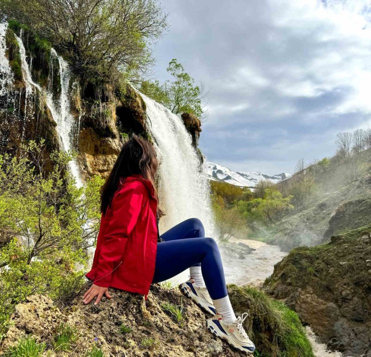 30 metreden dökülen Konarlı Şelalesi doğaseverleri büyülüyor
