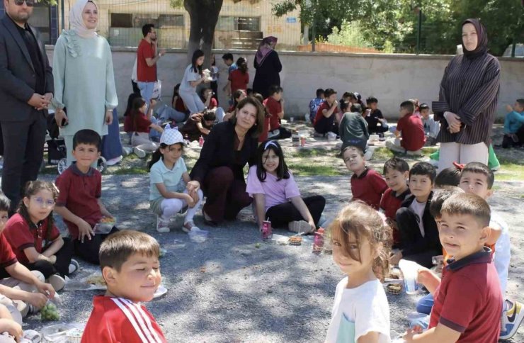 Altıntaş İstiklal İlkokulu’nda hayır çarşısı yoğun ilgi gördü