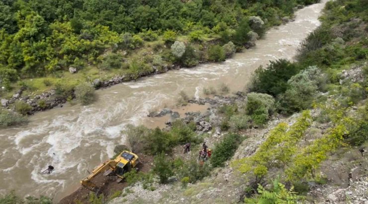 Artvin’de dereye düşen aracı sudan çıkartmak ve baba ile oğlunu bulmak için çalışmalar sürüyor