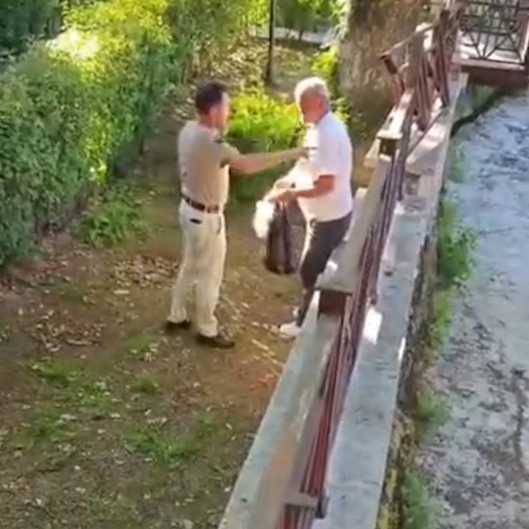 Akşemseddin Hazretleri Türbesi’nin bahçesinde içki içen şahsa vatandaşlardan teki