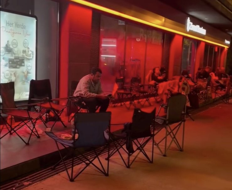 Çanakkale’de kurasız TOKİ satışı için geceden kamp sandalyeleriyle beklediler