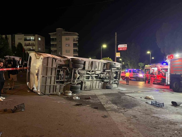 İzmir’de servis otobüsü ile otomobil çarpıştı: 4 yaralı