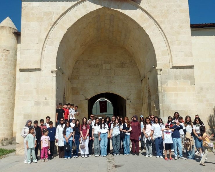 Öğrenciler Mamahatun Türbesi ve Kervansarayı’nı yerinde inceledi