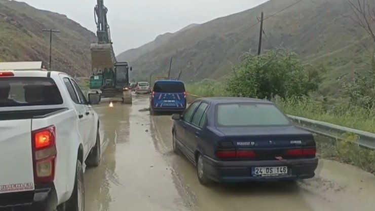 Selin kapattığı Erzincan-Kemah yolu yeniden ulaşıma açıldı