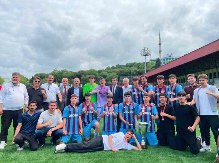 Araklı Saffet Çebi Lisesi’nin şampiyonluk sevinci