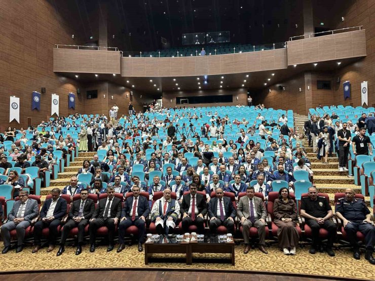 Uşak Üniversitesi mezunlarını mesleki yaşama uğurladı