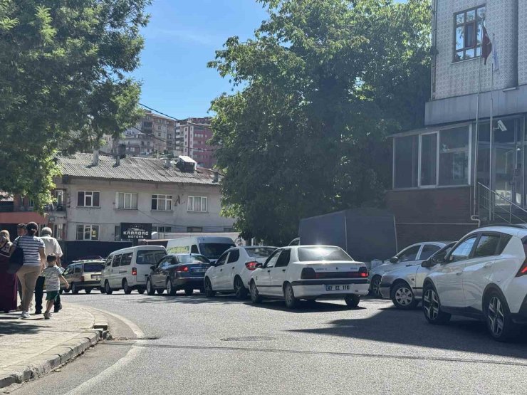 Metrelerce araç kuyruğu oluştu